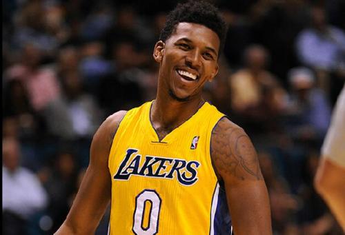 琼斯：奎因能看到很多中锋看不到的机会，让所有人参与进攻（琼斯：奎因能捕捉多数中锋难见的机会，激活全员进攻）