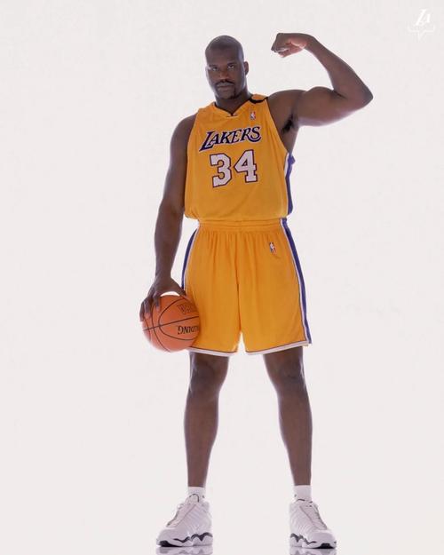 米体：意甲启用高可见度足球，荧光橙配色以往仅用于极端天气（米体：意甲将启用高可视度用球，曾仅用于极端天气的荧光橙配色成常态）