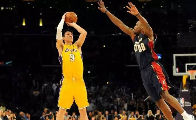 哈登下半场哑火4中0仅得2分，正负值-17全队最低（哈登下半场手感冰凉，4投0中仅拿2分，正负值-17全队最差）