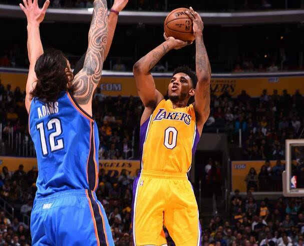 希望没什么事！杨阿力疑似防守塔克时受伤 捂着手臂被换下（但愿无大碍！杨阿力防守塔克时疑似受伤，捂着手臂被换下）