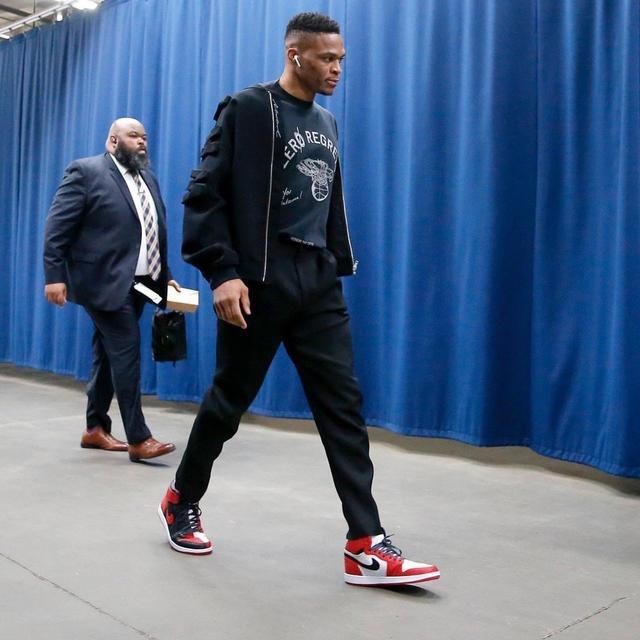 两大核心缺阵！老鹰官方：麦基和泰勒·哈维今日缺战36人（老鹰官宣两位主力缺席：麦基与泰勒·哈维今日无缘对阵36人）