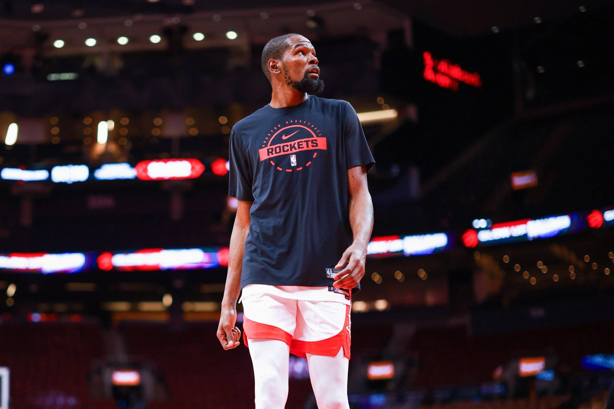 拜仁vs圣保利：凯恩领衔，卡尔、金玟哉、格雷罗首发（拜仁对阵圣保利：凯恩挂帅，卡尔、金玟哉、格雷罗先发出场）