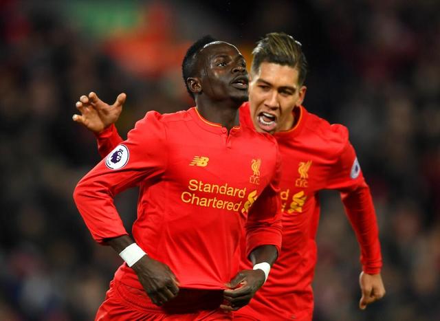 欧冠淘汰赛门票暴涨引发球迷抗议（欧冠淘汰赛票价飙升，球迷群起抗议）