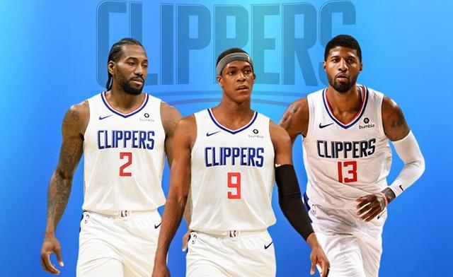 足球国足球迷自发组织万人方阵助威（万名球迷自发组建方阵为国足助威）