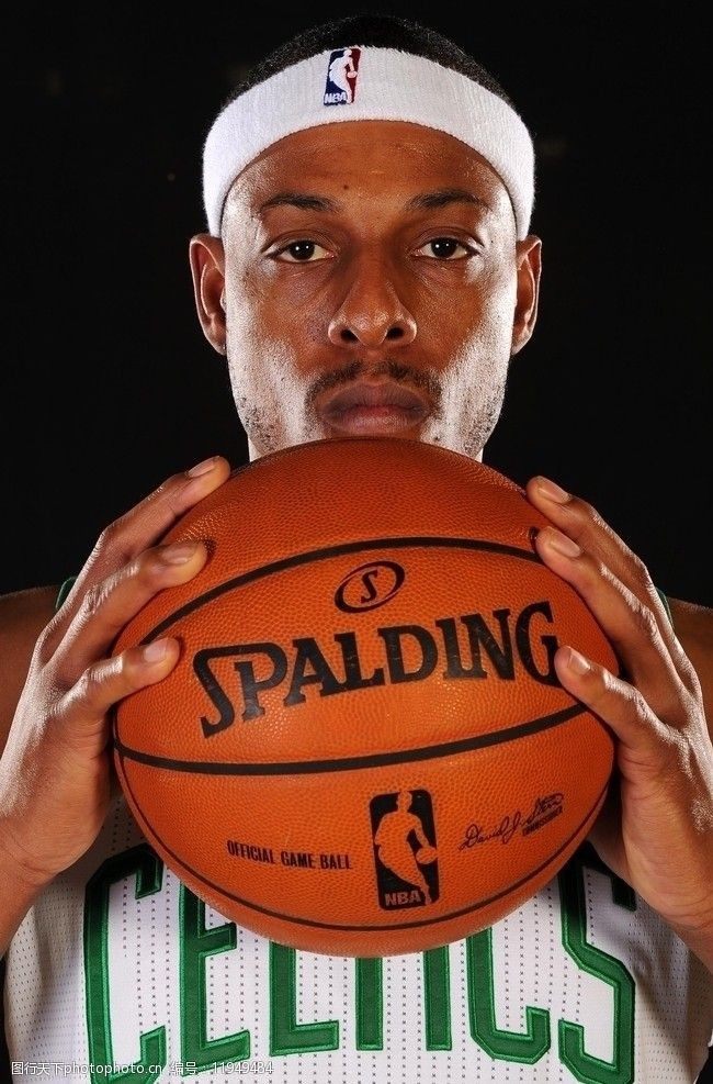 穆雷半场18分单节独得12分，上半场突破万分里程碑大关（穆雷上半场砍18分、单节揽12分，生涯万分里程碑上半场达成）