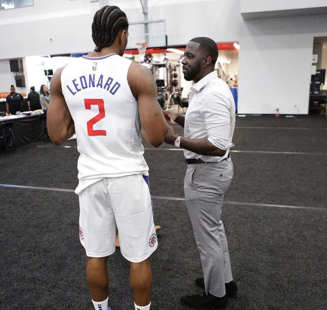 开拓者状态回升终止连败（开拓者回勇，连败止步）