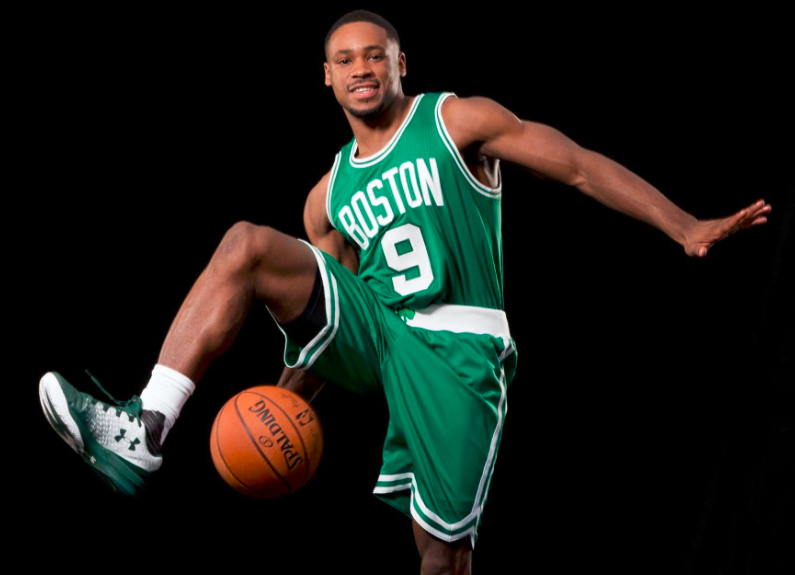 养伤期间看看球，阿什拉夫现场观看埃尔切vs皇马（阿什拉夫养伤期现身看台，观战埃尔切对皇马）