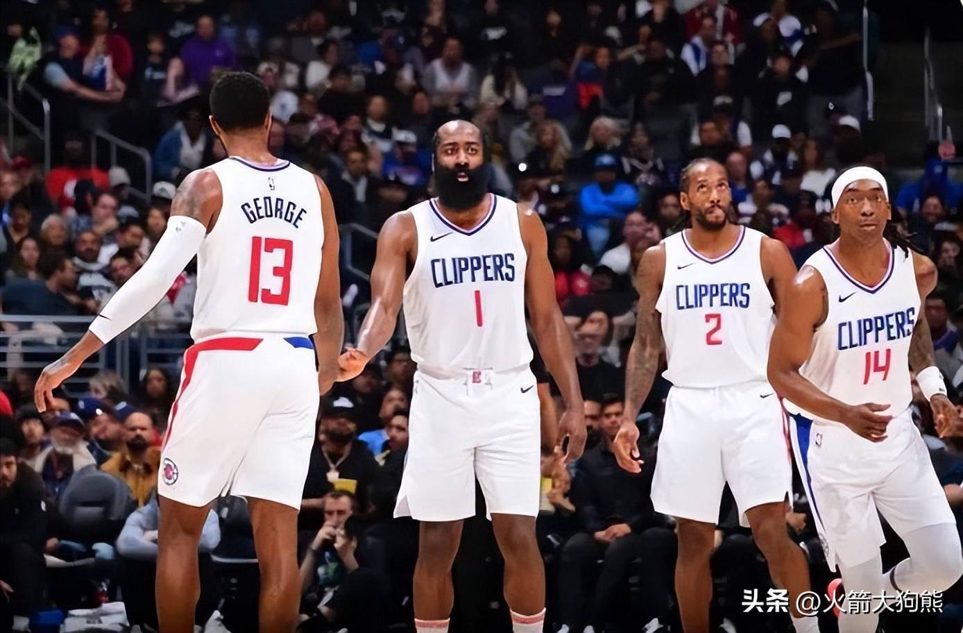 太阳报：里奇的主持人女友亮相米兰德比，透视装造型引发热议（米兰德比看台焦点：里奇的主持人女友以透视造型亮相引发热议）