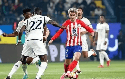 一箭穿心！林秉圣带球推进到前场 转身顶开防守出手压哨三分命中（林秉圣推进前场转身硬扛防守，压哨三分穿网而过）