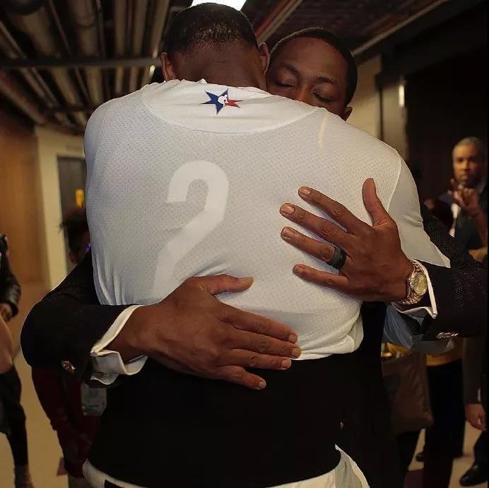 惨成“受害者”！詹姆斯撒镁粉，旁边的八村被撒一脸（詹姆斯撒镁粉意外波及，八村一脸粉尘）